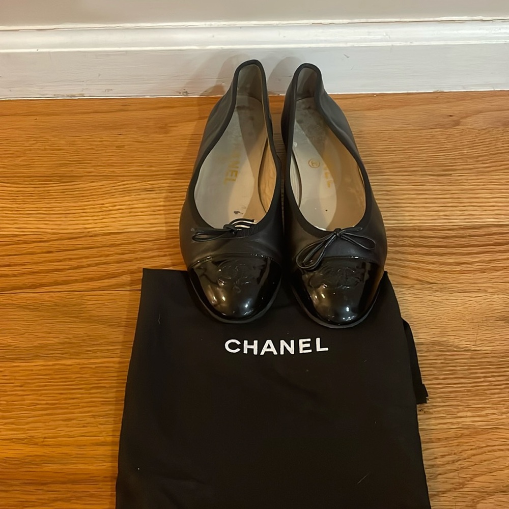 CHANEL black ballet flats size 6 1/2 (only dust bag, no shoe box)